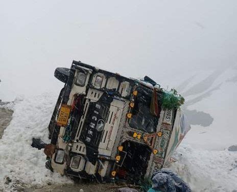 Avalanche Hits Zojila Pass In Kargil 6 People Rescued OrissaPOST