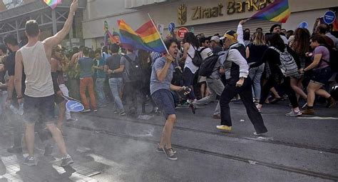 Turquía Dispersan Con Gases Lacrimógenos A Manifestantes Homosexuales