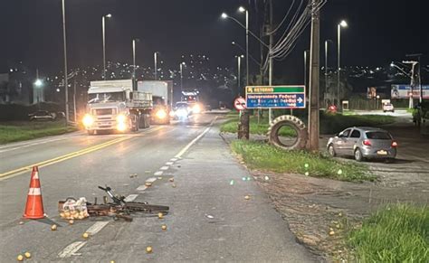 Ciclista fica gravemente ferido após ser atropelado por motorista