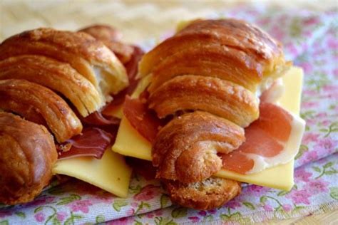 Mini Croissant De Jamón Serrano Y Queso Food Yummy Food Confort Food