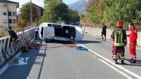 Incidente In Via Roma Ad Aosta Auto Si Ribalta Conducente In Pronto