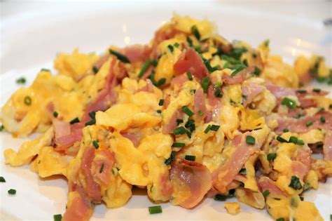 How To Make Fluffy Microwave Scrambled Eggs In 3 Minutes