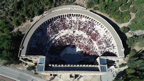 Aspendos Antik Tiyatro Da Bin Renci Kitap Okudu Trt Haber Foto Galeri