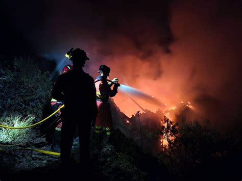 Espa A Mejor Clima Ayuda A Combatir Incendio Forestal En La Palma