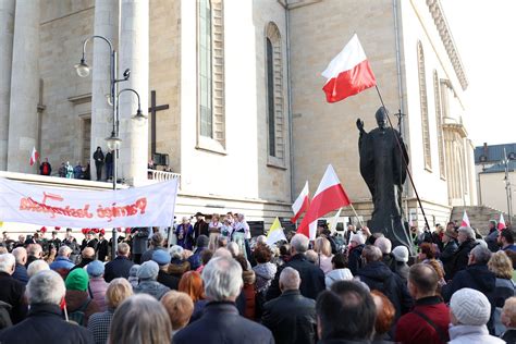 Kilkaset osób wyszło na ulice Katowic Módlmy się o rozum ZDJĘCIA