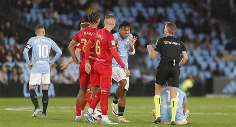 Renato Tapia Fue Expulsado En El Empate Del Celta De Vigo Ante Sevilla