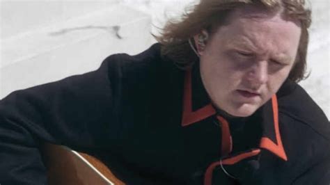 Lewis Capaldi lança Pointless Veja o lyric video em português VAGALUME