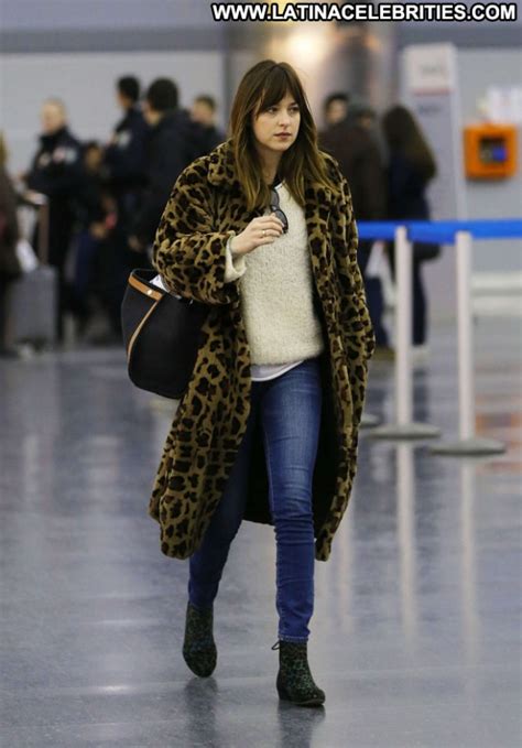 Dakota Johnson Jfk Airport In Nyc Nyc Celebrity Paparazzi Babe Posing