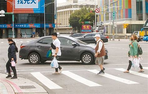 北市行人路權大執法 首日揪343件違規 中時新聞網 Line Today