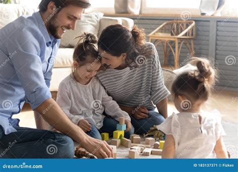 Jeune Famille Heureuse Avec Des Enfants Qui Jouaient Avec Des Briques