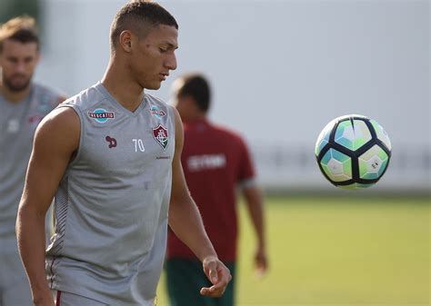 V Deo Richarlison Mostra Grande Pontaria Em Treino De Cobran A De