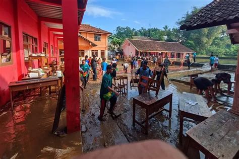 Banjir Bandang Terjang Desa Sirnajaya Gununghalu Kabupaten Bandung