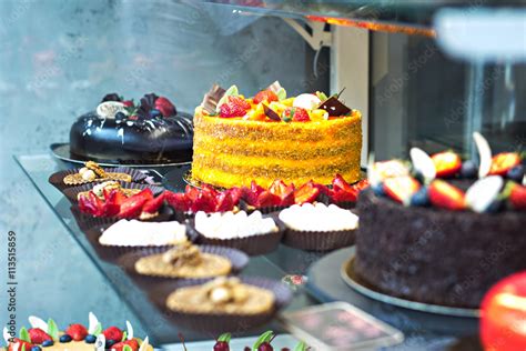 Stockfoto Cakes eclairs and cakes on display in the café. Showcases cafes, restaurants. sweets ...