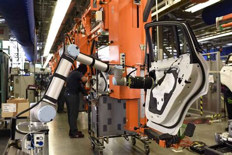 The New World of Automotive Manufacturing: Universal Robots