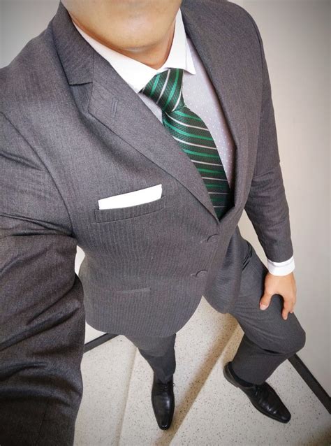 Traje Gris Brillante Camisa Gris De Cuello Blanco Corbata Verde A