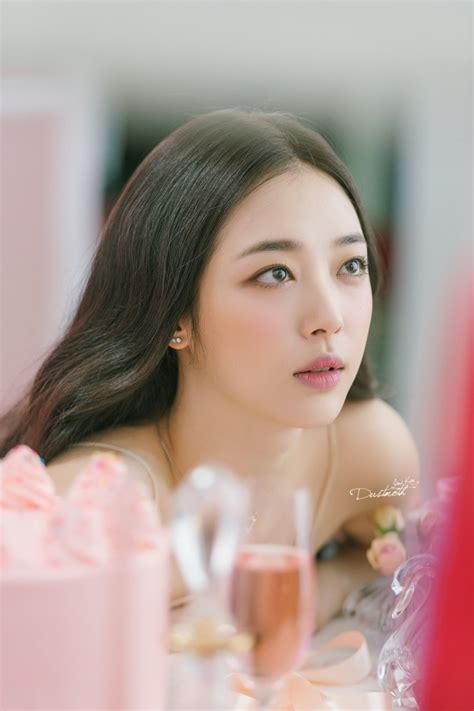 Netizens Claim Sulli Has Reached GODDESS LEVEL Beauty After Latest