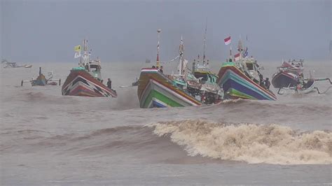 CUACA BURUK OMBAK BESAR HANTAM PESISIR PUGER DAN NELAYAN PUGER KETIKA