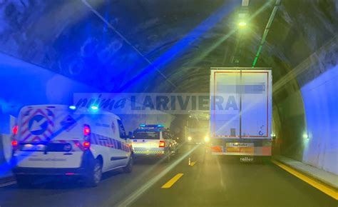 Tamponamento Tra 3 Tir Sull A10 Traffico In Tilt Tra Arma Di Taggia E