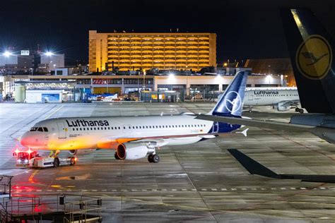 Hunderte Lufthansa Flüge fallen wegen Warnstreik aus Tarifkonflikt