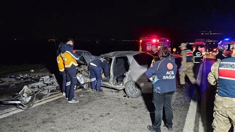 Gaziantep te iki otomobil kafa kafaya çarpıştı 2 ölü 6 yaralı