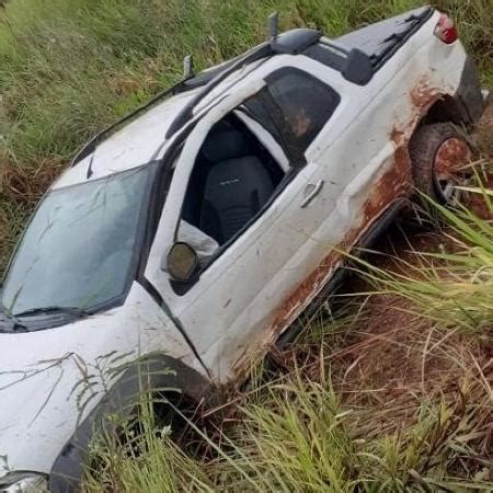 Jovem Morre Ao Tentar Desviar De Cachorro E Capotar Picape Em Mato