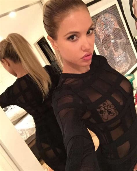 Jessica Alba In A Selfie Of Her Braless Wonders Goldenrodofalex