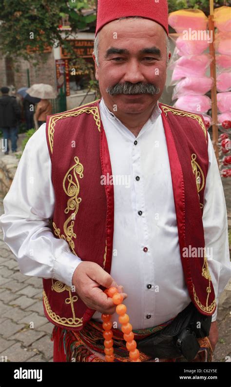 La Turquie Safranbolu Lhomme En Costume Traditionnel Banque Dimages