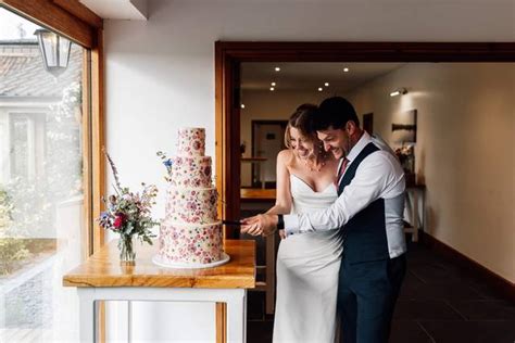 22 Naked Wedding Cakes For Stylish Celebrations Hitched Co Uk