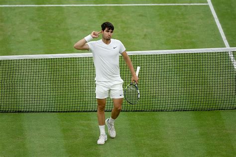 Wimbledon Carlos Alcaraz Se Aplica En La Pizarra Sobre La Hierba