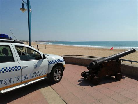 Tose en la cara de dos agentes de la Policía Local de Chiclana