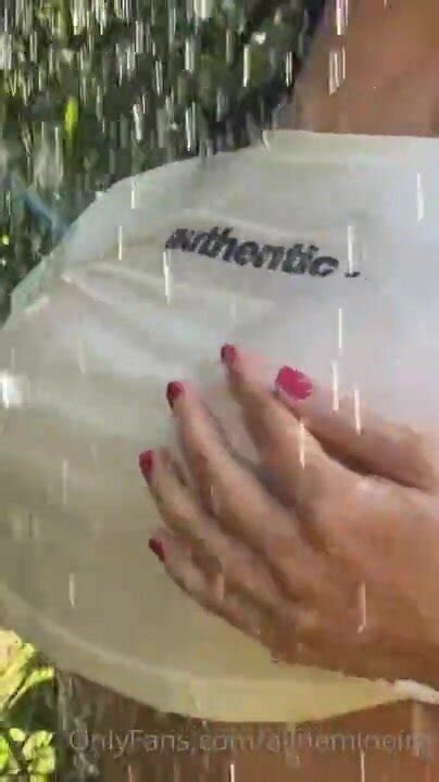 Hot Naked Aline Mineiro Running Her Hand Over Her Plump Pussy Cnn Amador