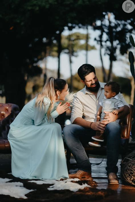 Foto Filho de Biah Rodrigues e Sorocaba Theo também ganhou colo do