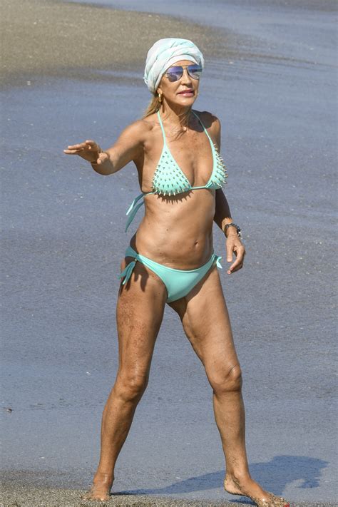 Carmen Lomana luce espectacular en bikini a los 69 años