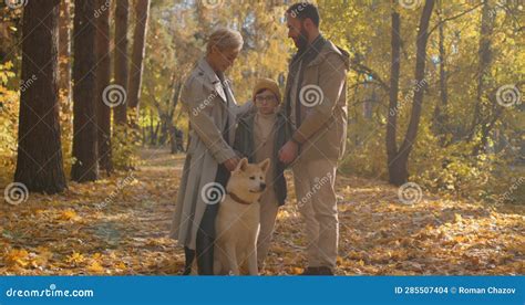 Familia Con Un Niño Y Un Perro Dando Un Paseo En La Maravillosa