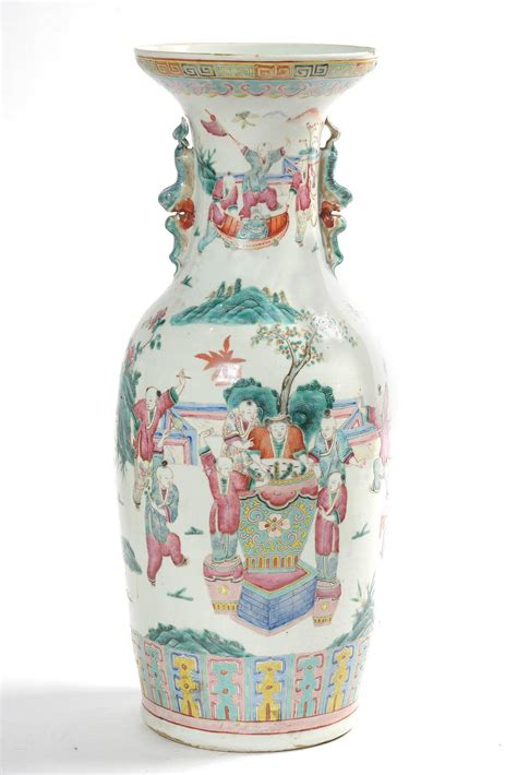 At Auction Grand vase pansu en porcelaine polychrome de Chine à décor