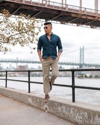 Comment Porter Un Pantalon Chino Beige Avec Des Bottines Chukka En Cuir