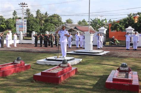 Peringati HUT Ke 77 TNI Lanal Dabo Singkep Ziarah Dan Tabur Bunga Di