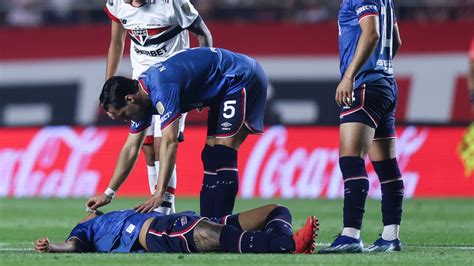 Soccer Décès Du Joueur Uruguayen Juan Izquierdo Qui S était Effondré En Plein Match Rds