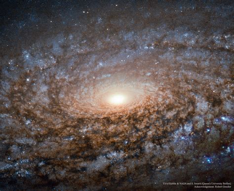 En El Centro De La Galaxia Espiral NGC 3521