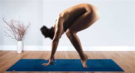 Naked Yoga 6 Benefici Del Fare Yoga Nudi Tappetini Yoga