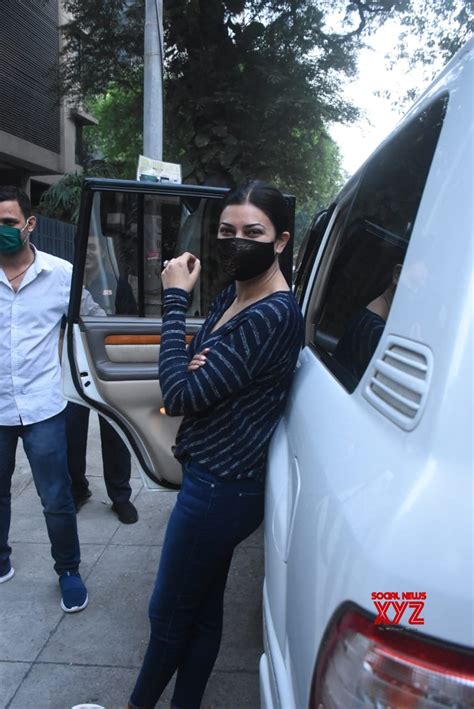 Sushmita Sen With Boyfriend Rohman Shawl Spotted At Bandra - Gallery ...