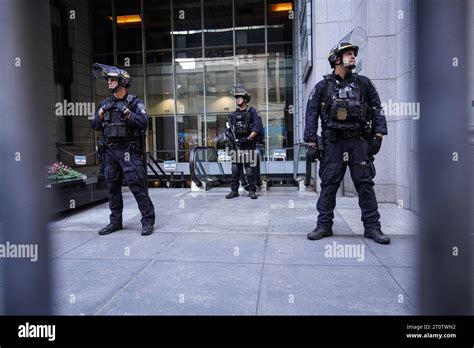 Polic As Antidisturbios Se Paran Frente Al Consulado De Israel En San