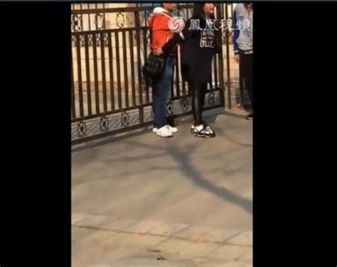 男子当街暴打女友被路人群殴 女友为男友求情（视频图） 闽南网