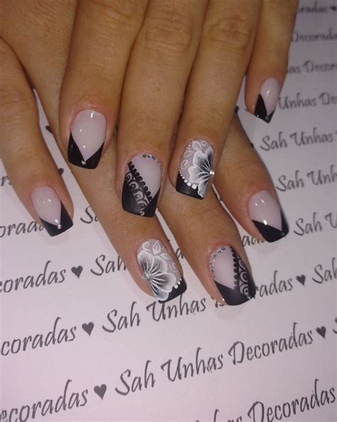 Elegancia En Tus Uñas El Arte De Combinar Esmalte Negro Y Blanco En Tu