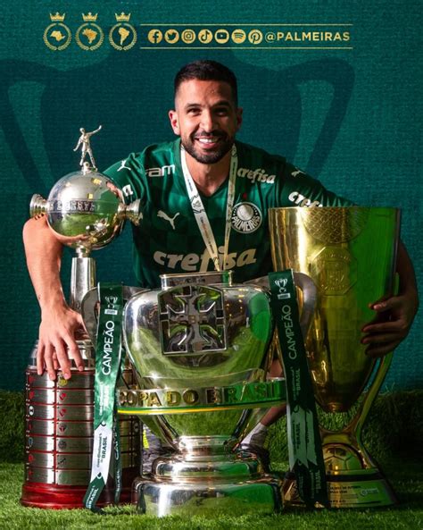 Atletas Do Palmeiras Posam Para Fotos Ao Lado Das Tr S Ta As