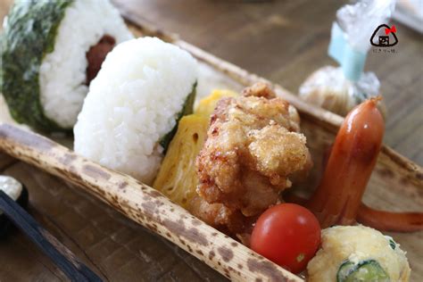 お弁当中 〜obento Tyu〜 【竹皮の包み方】昔懐かし竹皮で包んだおにぎり弁当