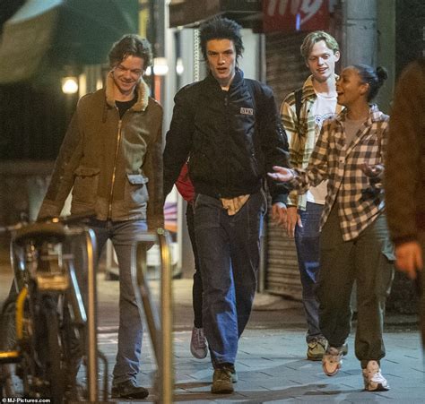 Sex Pistols Actor Louis Partridge Embraces The Spirit Of Sid Vicious He Enjoys A Raucous