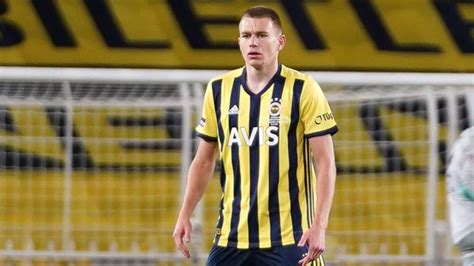 Fenerbah E Nin Ba Ar L Savunmac S Attila Szalai West Ham United Ile