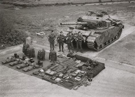 A Dutch Centurion Mk 5 tank crew and its equipment (1965) : TankPorn