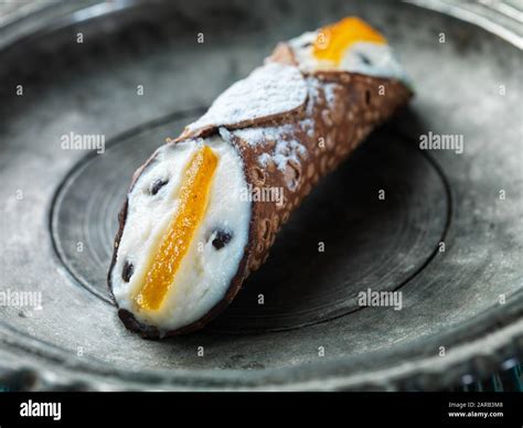 Cannoli dessert Fotos und Bildmaterial in hoher Auflösung Alamy